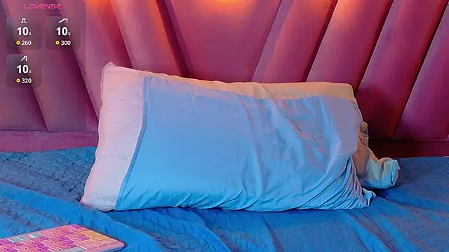 Snapshot of littleebonymommy chatting on 24, 10, 2025 littleebonymommy online show from 24, 10, 2025