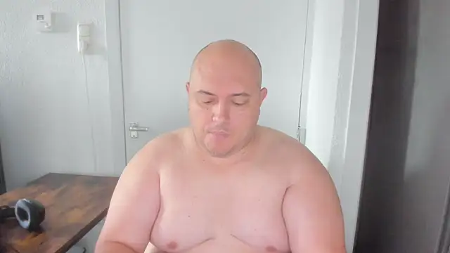 Snapshot of BigromeoXX chatting on 12, 1, 2025 BigromeoXX online show from 12, 1, 2025