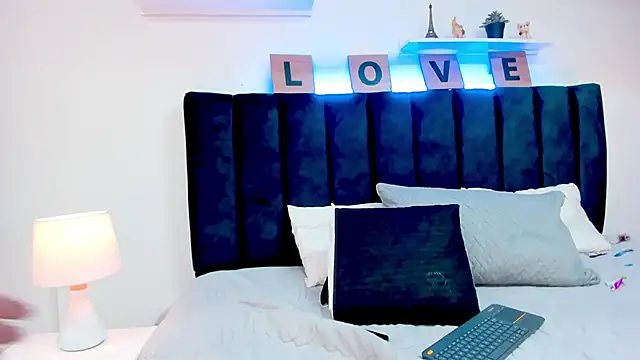 Mia brunette26 online show from 17, 12, 2024