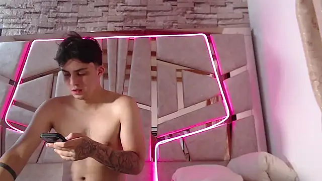 mia and austin online show from 1, 2, 2025