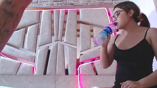 mia and austin online show from 16, 3, 2025