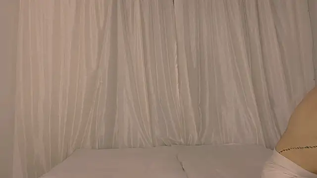 Snapshot of Miiafoxxx chatting on 8, 2, 2026 Miiafoxxx online show from 8, 2, 2026