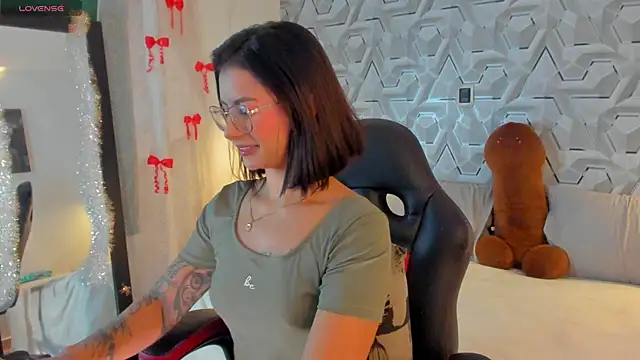 Sophiee Hill online show from 10, 4, 2026