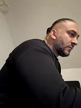 Snapshot of NewyorkDimi chatting on 5, 1, 2025 NewyorkDimi online show from 5, 1, 2025