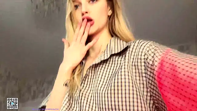 Snapshot of Evvie_Summn1 chatting on 16, 11, 2025 Evvie Summn1 online show from 16, 11, 2025