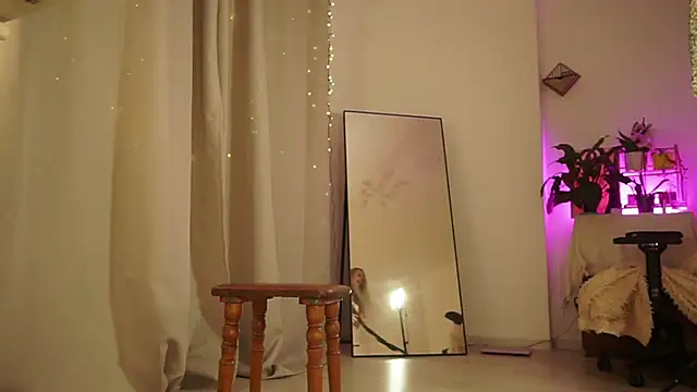 Elly Caramelly online show from 6, 3, 2025