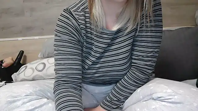 Snapshot of LaRa_forU chatting on 4, 2, 2025 LaRa forU online show from 4, 2, 2025