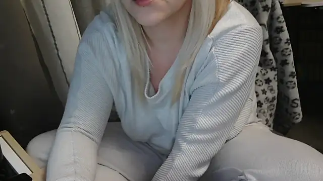 Snapshot of LaRa_forU chatting on 8, 2, 2025 LaRa forU online show from 8, 2, 2025