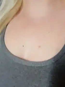 Snapshot of LaRa_forU chatting on 5, 3, 2025 LaRa forU online show from 5, 3, 2025