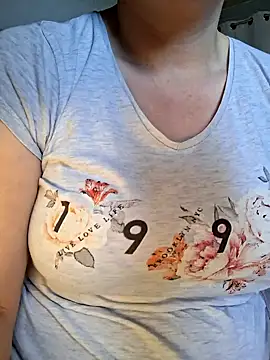 Snapshot of LaRa_forU chatting on 2, 10, 2025 LaRa forU online show from 2, 10, 2025