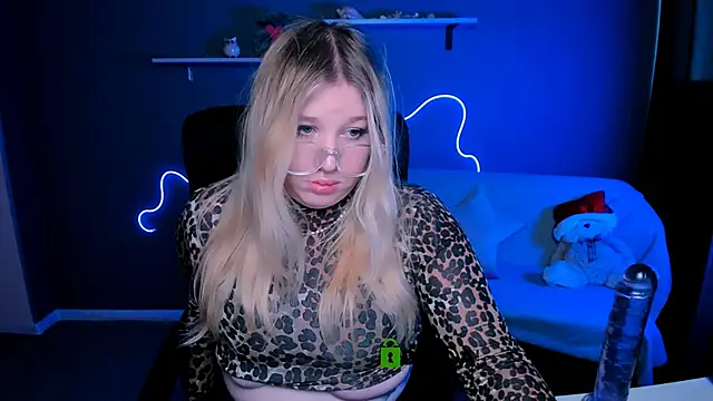 juli kisss online show from 4, 3, 2025