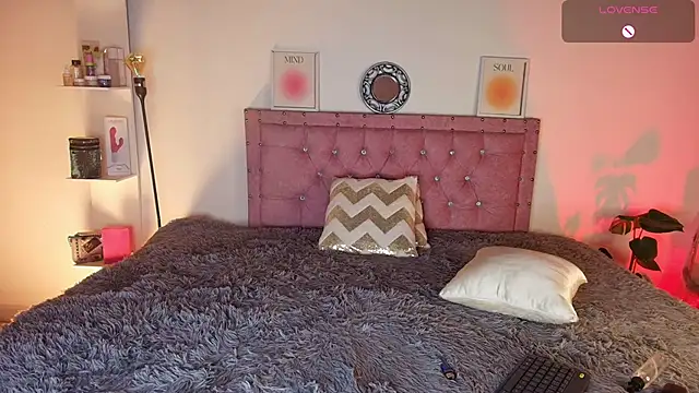 April Scarlett online show from 6, 11, 2025