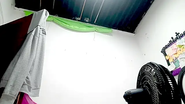 PetiteIvoryQueen19 online show from 11, 11, 2025