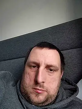 Snapshot of HE-M123 chatting on 5, 4, 2026 HE-M123 online show from 5, 4, 2026