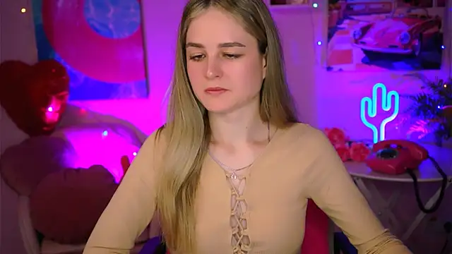 Snapshot of DeboraLarson chatting on 11, 3, 2025 DeboraLarson online show from 11, 3, 2025