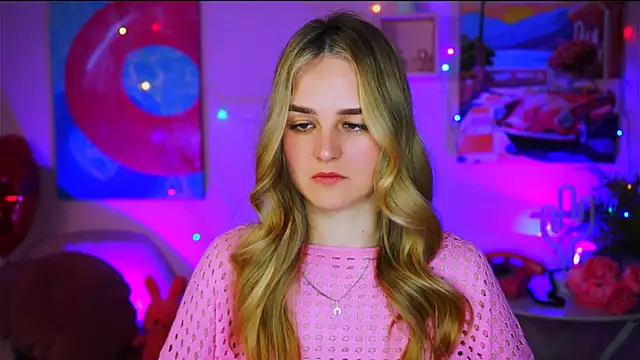 Snapshot of DeboraLarson chatting on 18, 3, 2025 DeboraLarson online show from 18, 3, 2025