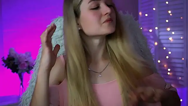 Snapshot of DeboraLarson chatting on 17, 9, 2025 DeboraLarson online show from 17, 9, 2025