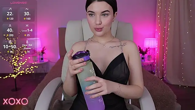 YourLolaBunny online show from 28, 1, 2025