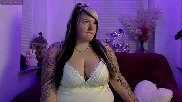 Snapshot of CurvyAngelina_Official chatting on 10, 11, 2025 CurvyAngelina Official online show from 10, 11, 2025