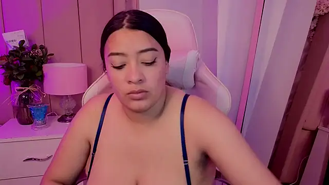 Snapshot of MollyBigBoobs12 chatting on 3, 3, 2026 MollyBigBoobs12 online show from 3, 3, 2026