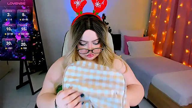 Snapshot of love_insidee chatting on 24, 12, 2024 love insidee online show from 24, 12, 2024