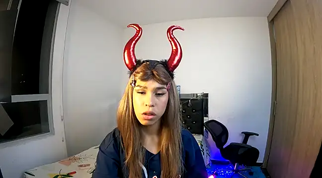 hot quenn online show from 21, 2, 2025