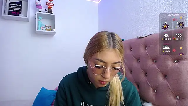 Snapshot of Soffy-brooks chatting on 16, 11, 2025 Soffy-brooks online show from 16, 11, 2025