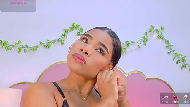 NahiaraReina online show from 4, 12, 2025