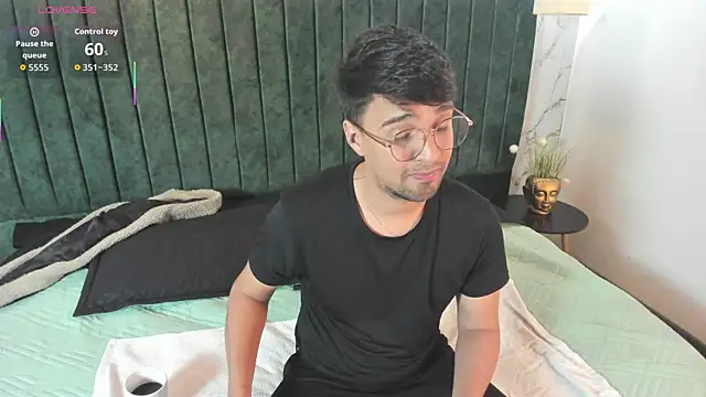 Snapshot of Edward_max chatting on 5, 4, 2026 Edward max online show from 5, 4, 2026