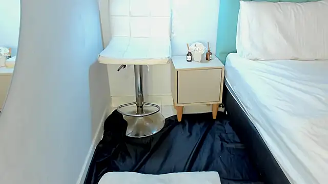 Khenta Michells online show from 7, 3, 2025