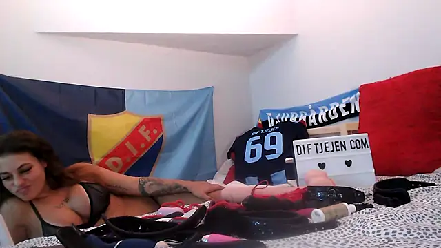 Dif-tjejen online show from 1, 2, 2025