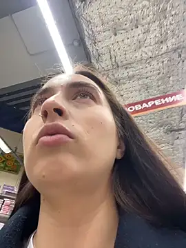 Holly Play online show from 1, 12, 2025