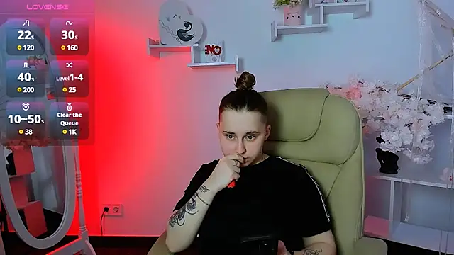 Dolly  Queen  online show from 17, 2, 2025