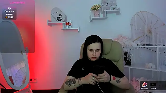 Dolly  Queen  online show from 7, 3, 2025