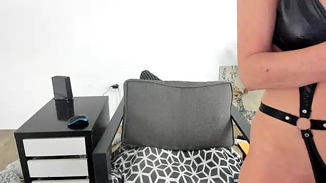 MendiPetite online show from 7, 3, 2025