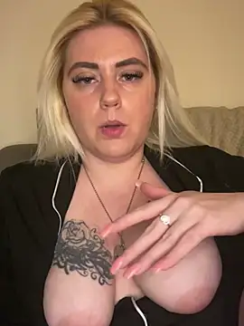 Blondiee3088 online show from 5, 3, 2025