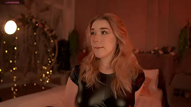 Snapshot of Smiley_Mia chatting on 26, 9, 2025 Smiley Mia online show from 26, 9, 2025