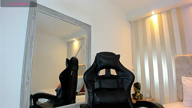 Tayra Pradit online show from 8, 1, 2025