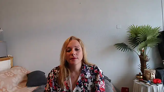 Doucelouve9 online show from 21, 2, 2025