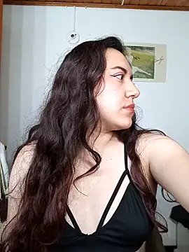 Emi chik online show from 5, 10, 2025