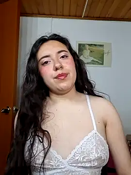 Emi chik online show from 5, 4, 2026