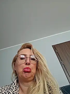 Snapshot of MariaRichi_ chatting on 4, 3, 2025 MariaRichi online show from 4, 3, 2025