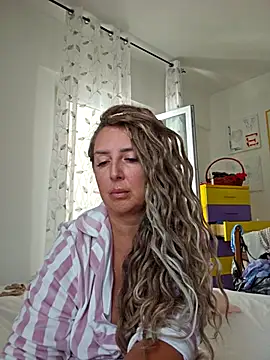 Snapshot of MariaRichi_ chatting on 1, 10, 2025 MariaRichi online show from 1, 10, 2025