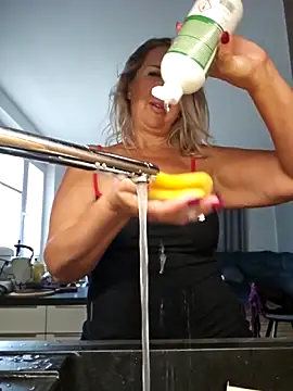 Snapshot of MariaRichi_ chatting on 12, 10, 2025 MariaRichi online show from 12, 10, 2025