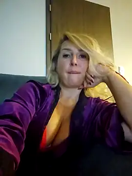 Snapshot of MariaRichi_ chatting on 19, 10, 2025 MariaRichi online show from 19, 10, 2025