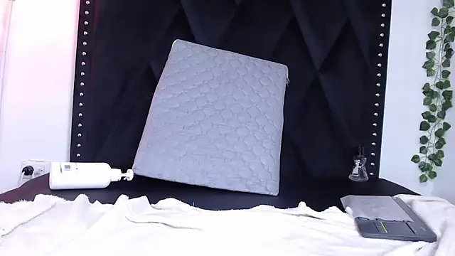 dafne queenn online show from 12, 2, 2025