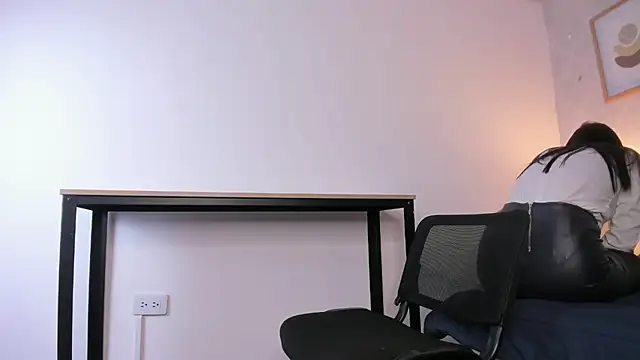 Snapshot of Caroline_dh chatting on 8, 6, 2026 Caroline dh online show from 8, 6, 2026