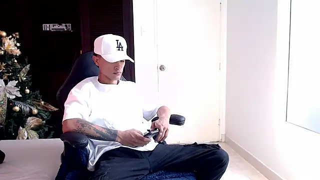 Snapshot of Edward_Milleer chatting on 17, 12, 2024 Edward Milleer online show from 17, 12, 2024