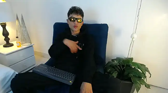 Snapshot of Edward_Milleer chatting on 21, 12, 2024 Edward Milleer online show from 21, 12, 2024