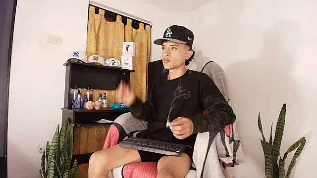 Snapshot of Edward_Milleer chatting on 21, 10, 2025 Edward Milleer online show from 21, 10, 2025